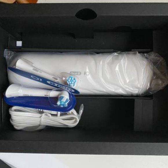 Oral B io9 Electric toothbrush- retails for $360 - Picture 2 of 3